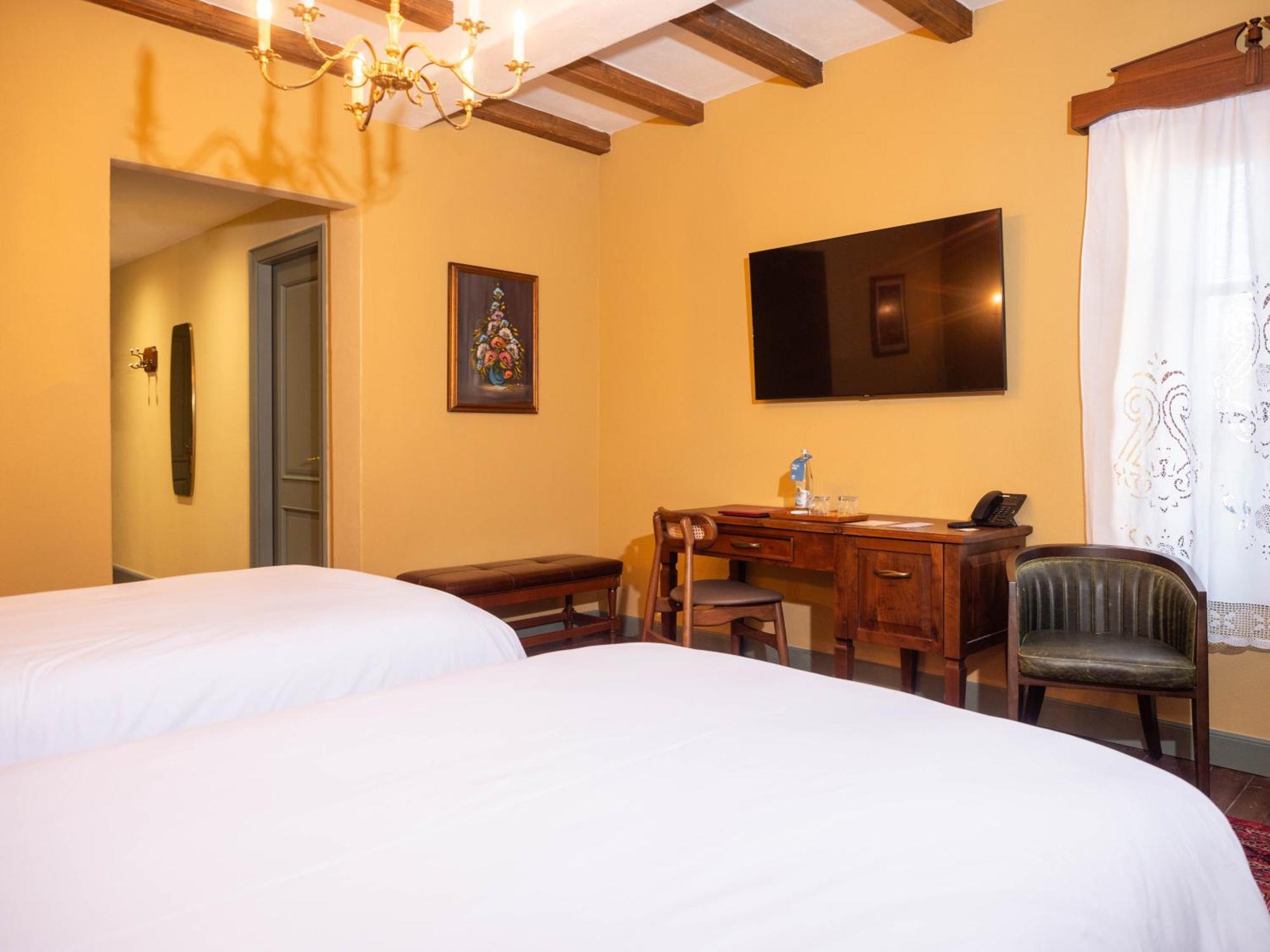 Vila Ebel Hotel Pool & Spa Korce Buitenkant foto